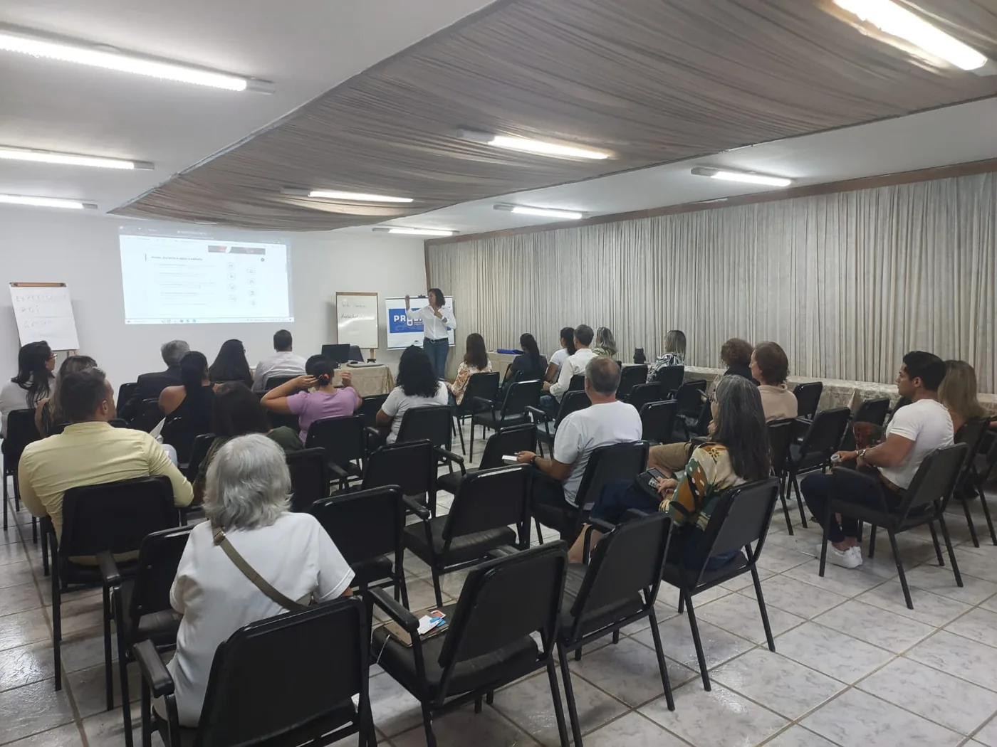 Público acompanha palestra do PROENH-RJ em Itatiaia, no Hotel da Cachoeira