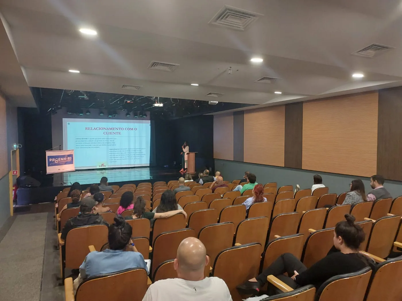 Público no auditório do Sesc Nova Friburgo durante o PROENH-RJ