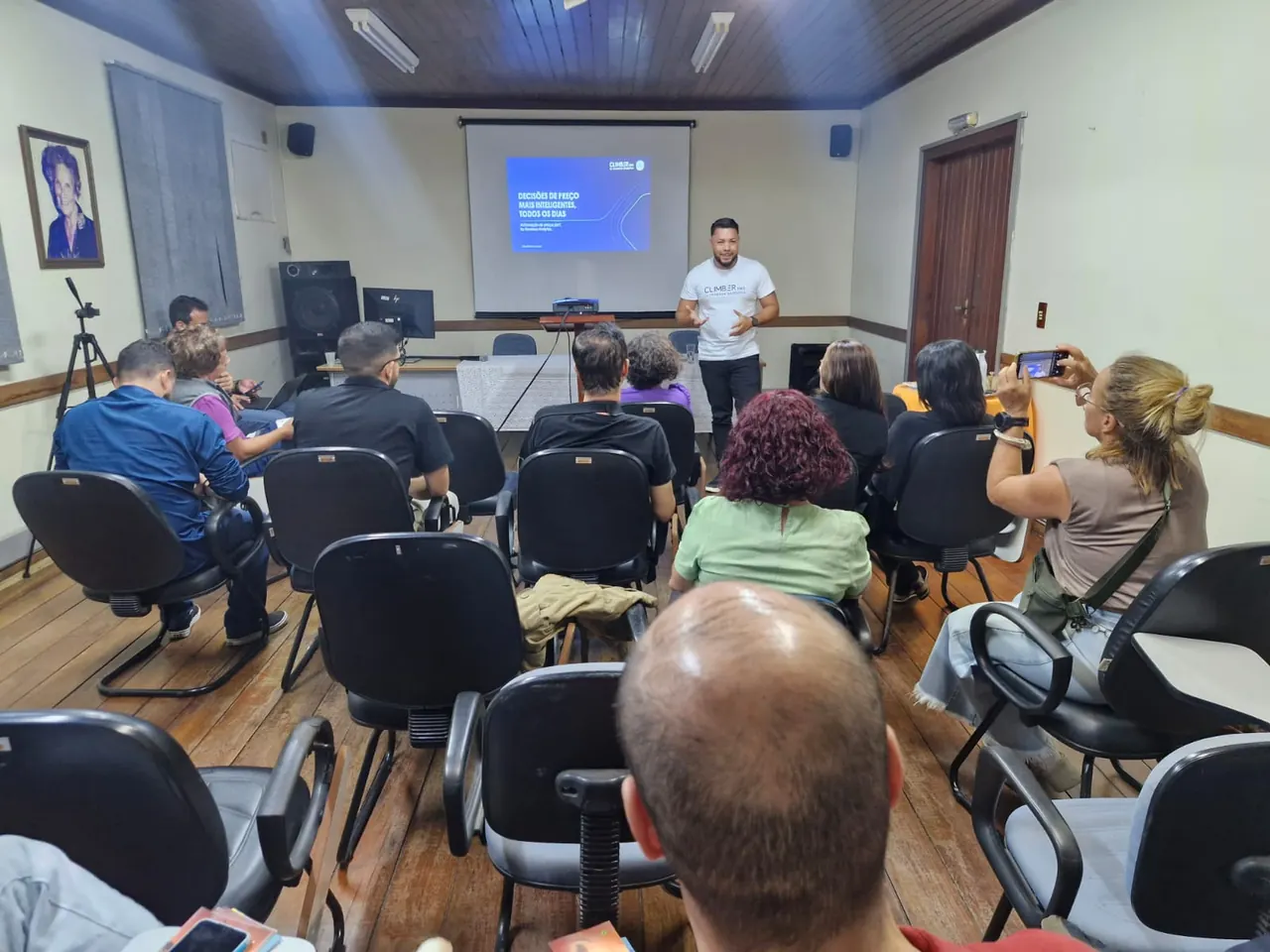 Palestrante conduzindo a apresentação para os participantes do encontro