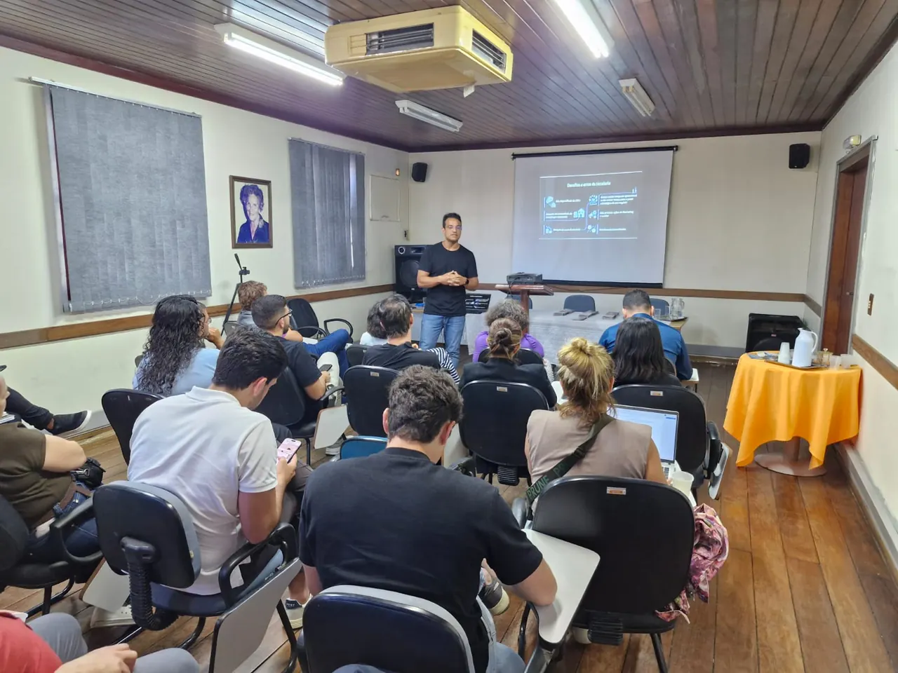 Hoteleiros e pousadeiros acompanhando a capacitação na SEDTUR