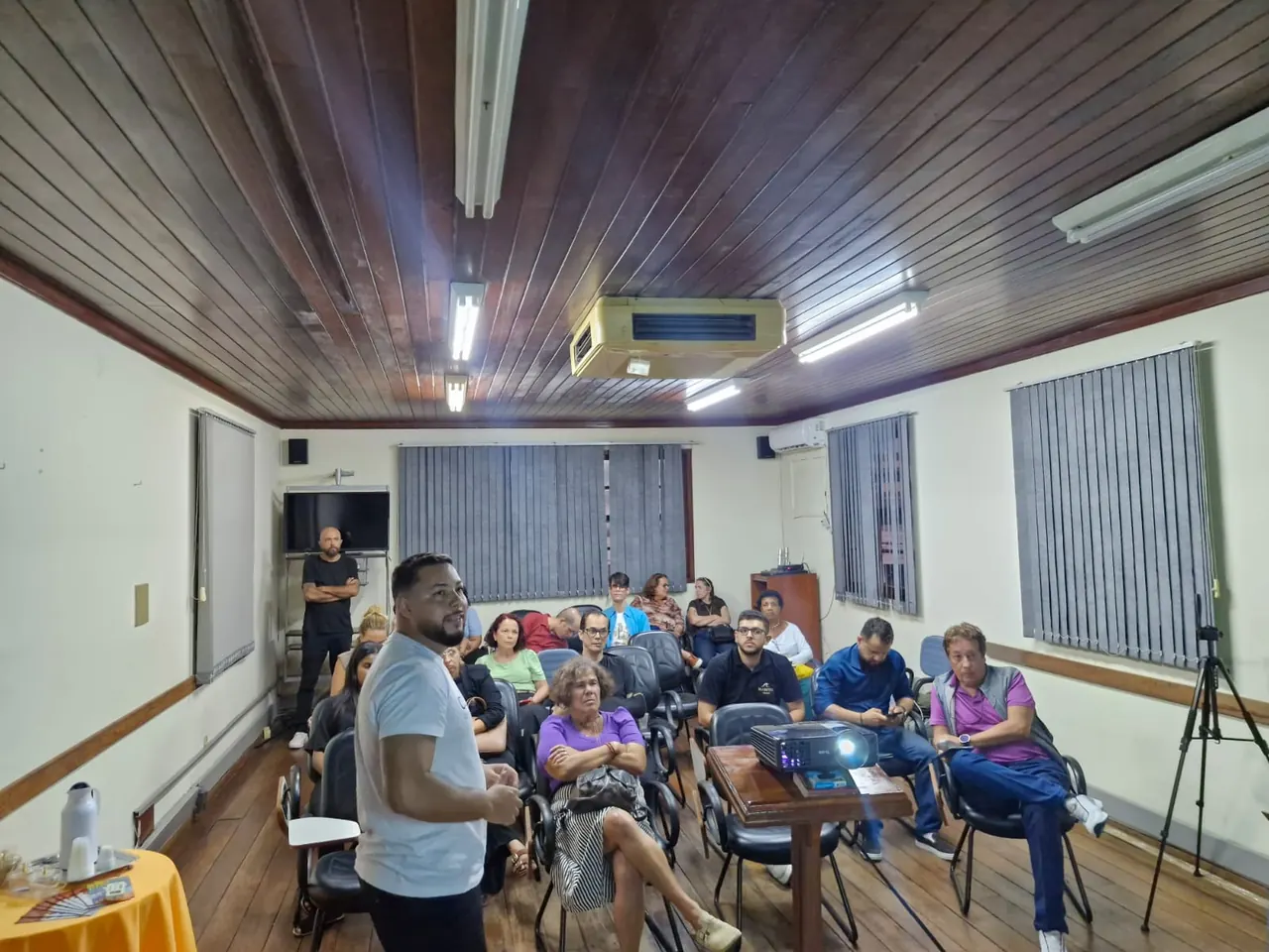 Palestrante circulando entre os participantes durante a atividade