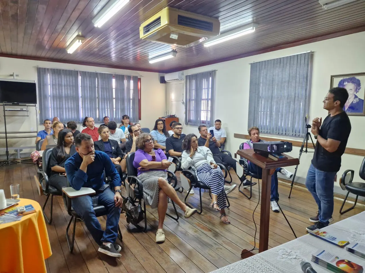 Participantes acompanhando a apresentação na sala da SEDTUR