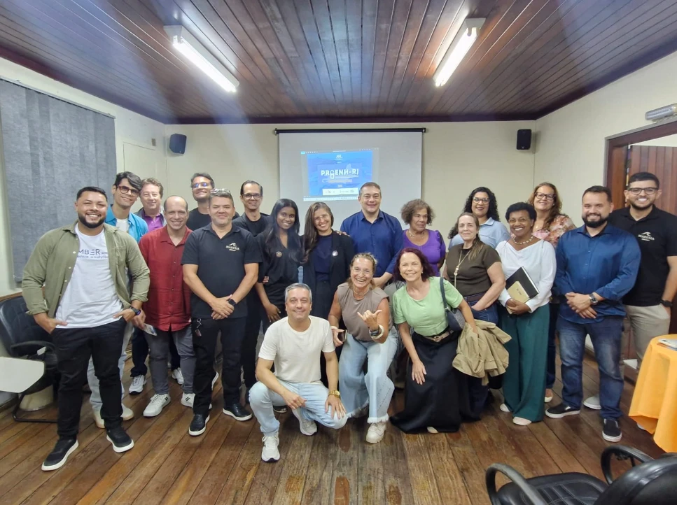 Participantes do PROENH-RJ reunidos em Rio das Ostras, na sede da SEDTUR